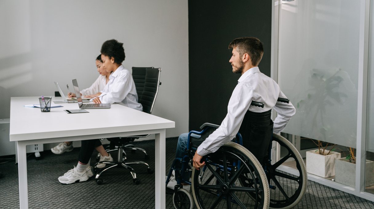 Accesibilidad en experiencias XR: diseñar para quien no encaja en el estándar