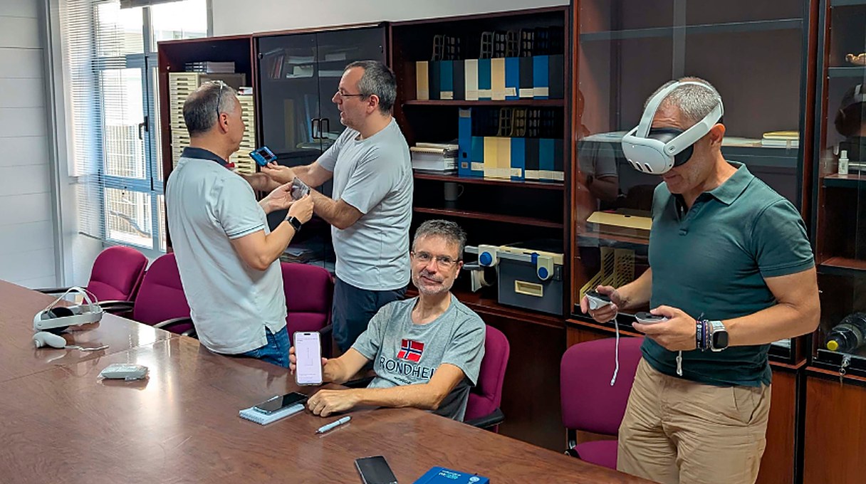Hemos desarrollado con la Universidad de Almería una plataforma que replica el invernadero AgroConnect y se recorre con gafas, móvil u ordenador