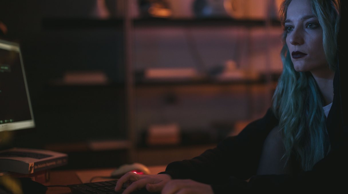 Contenido que reacciona, personajes que conversan y evaluación automática