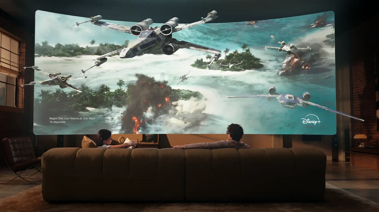 Dos personas en un salón viendo una película en una pantalla virtual gigante con las Meta VR Glasses