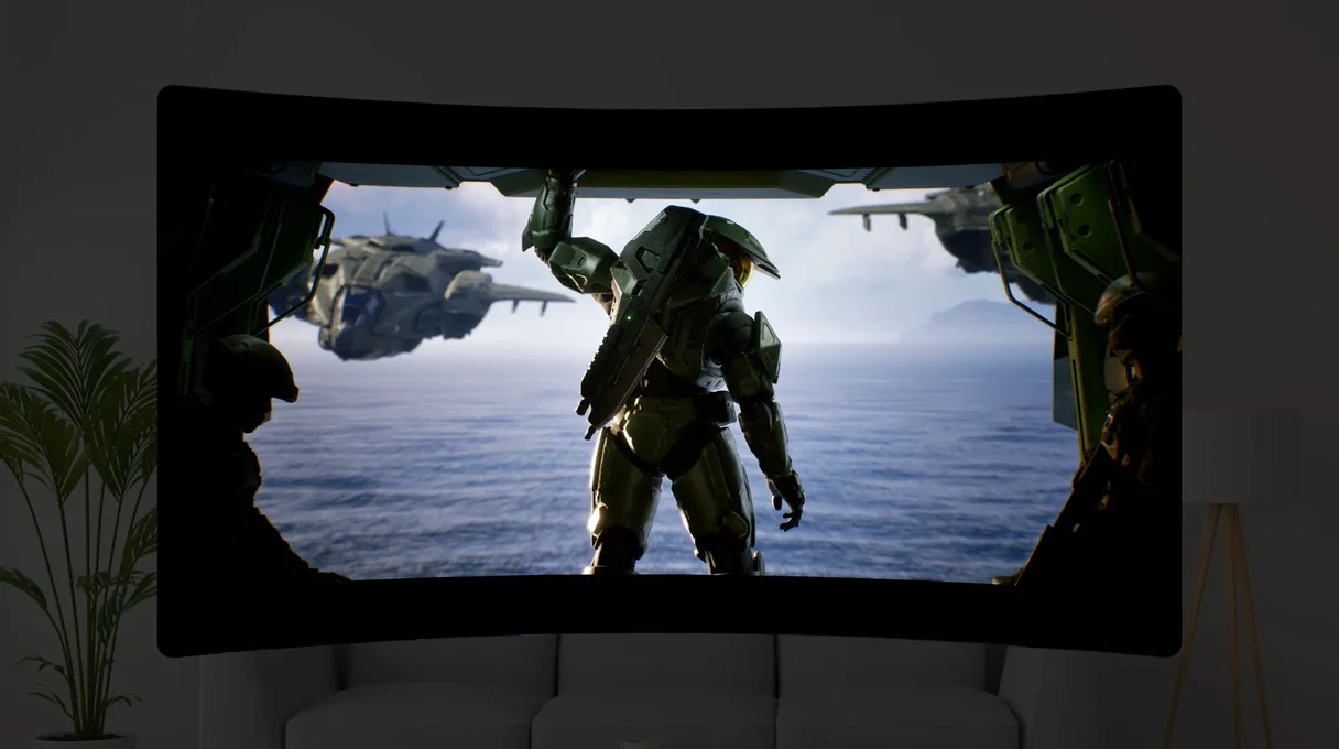 Videojuego reproducido en una pantalla curva virtual gigante en el salón de una casa